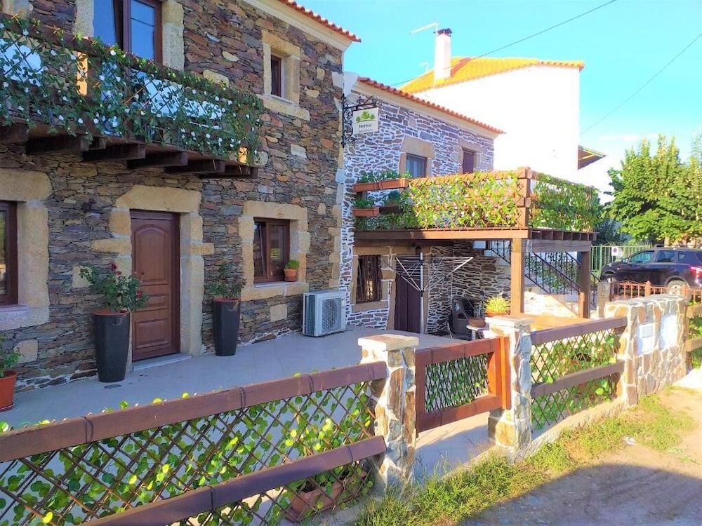 Hotel Meimoa Guesthouse - Image 1