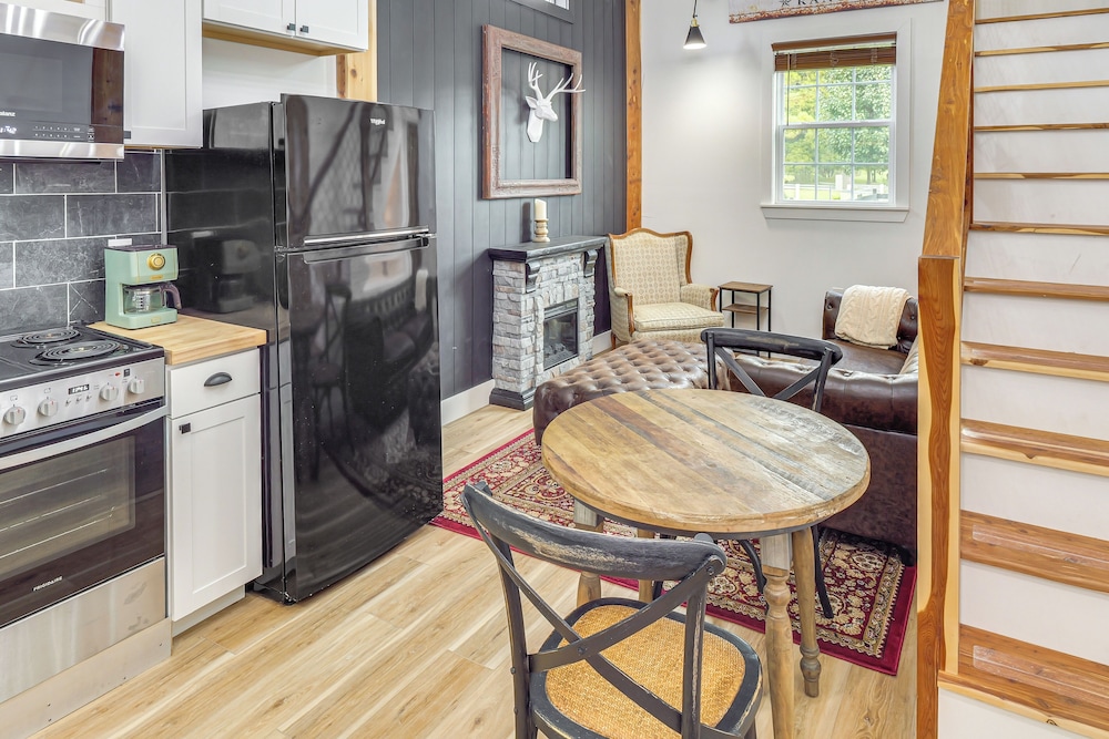 Luxe Stable Suite: Farm Stay in Lebanon!