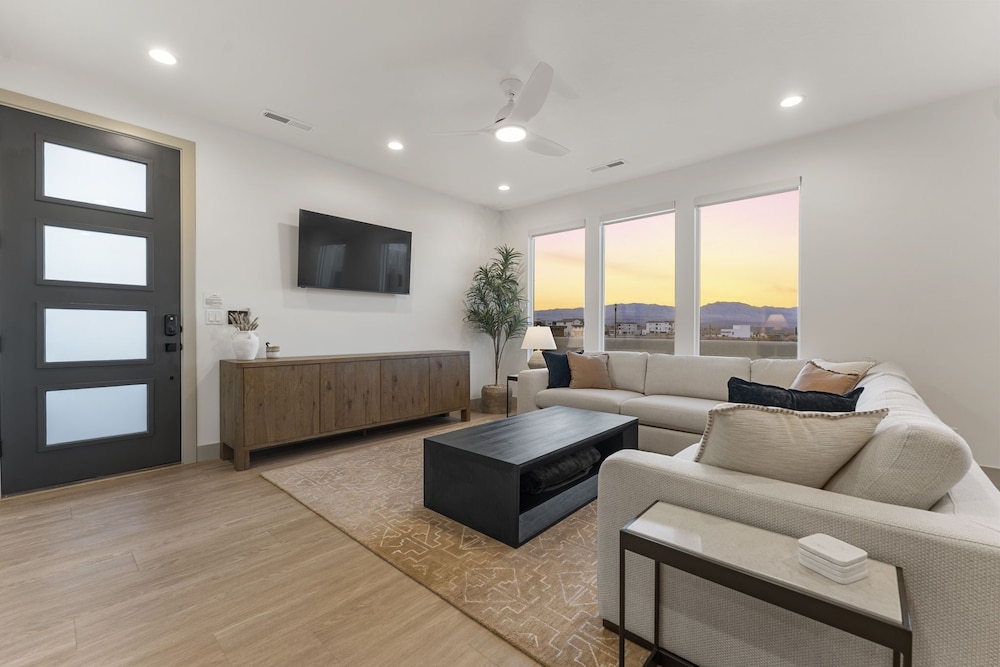 Country Is Cool Again 5 Bedroom Townhouse