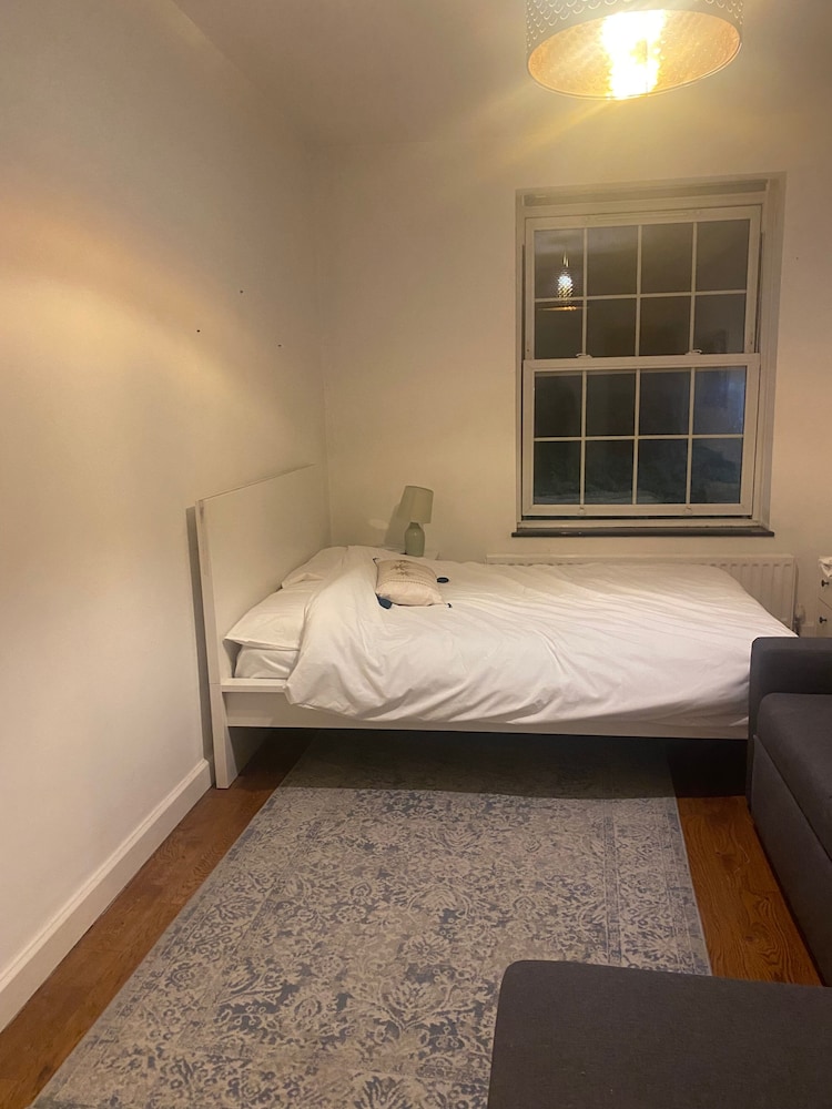 4 Bed Flat - Sleeps 10 - Pets - Parking