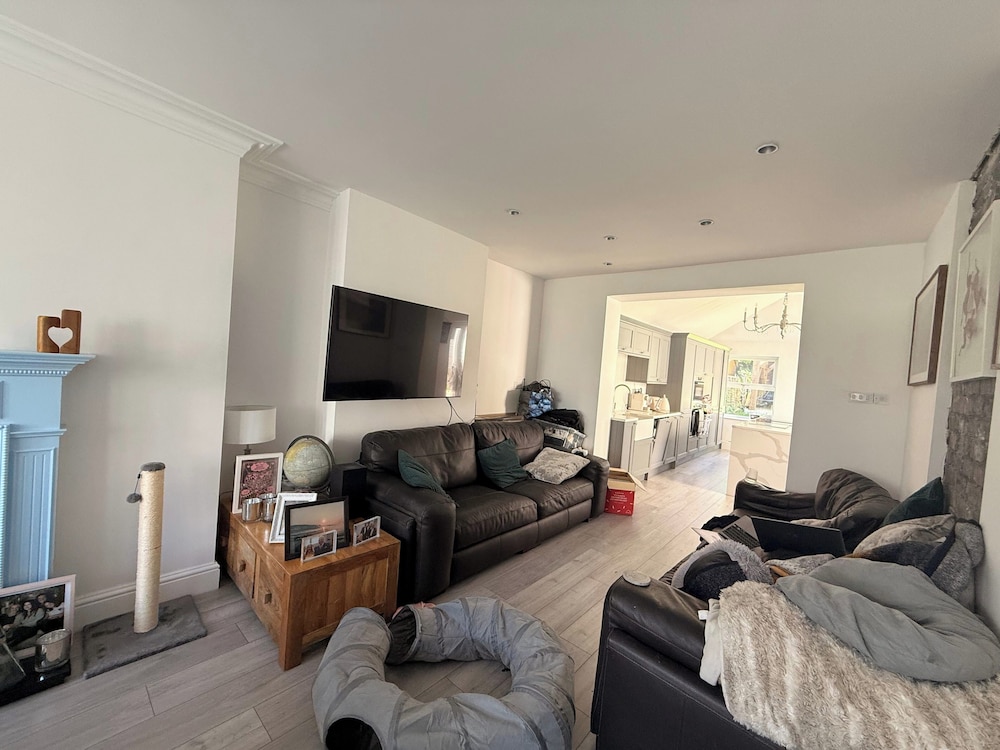 Bridgend Blissful Apartment With 3 Bedrooms