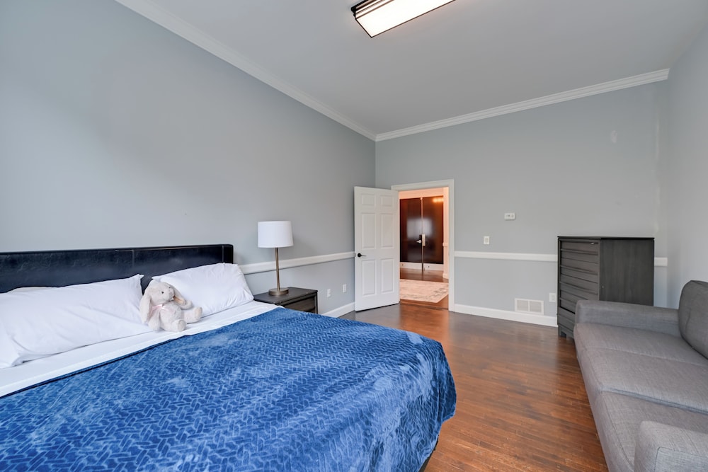 High-end Estate in Norwalk: Quiet & Spacious!