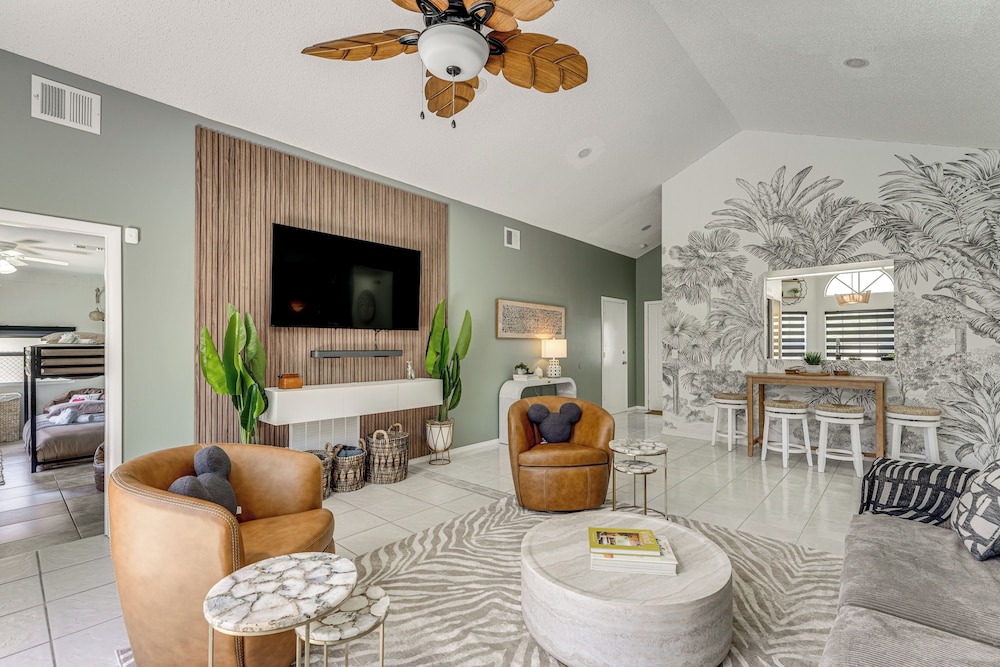 Hot Tub & Movie Theater: Family Oasis in Kissimmee