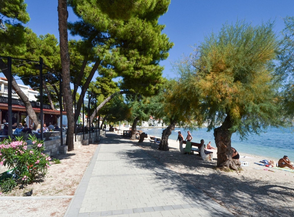 Stylish Kaštela Apartment With Modern Amenities and Free Parking