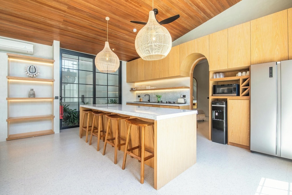 Stylish 5BR Boho Hideaway, 5 Minutes Bingin Beach