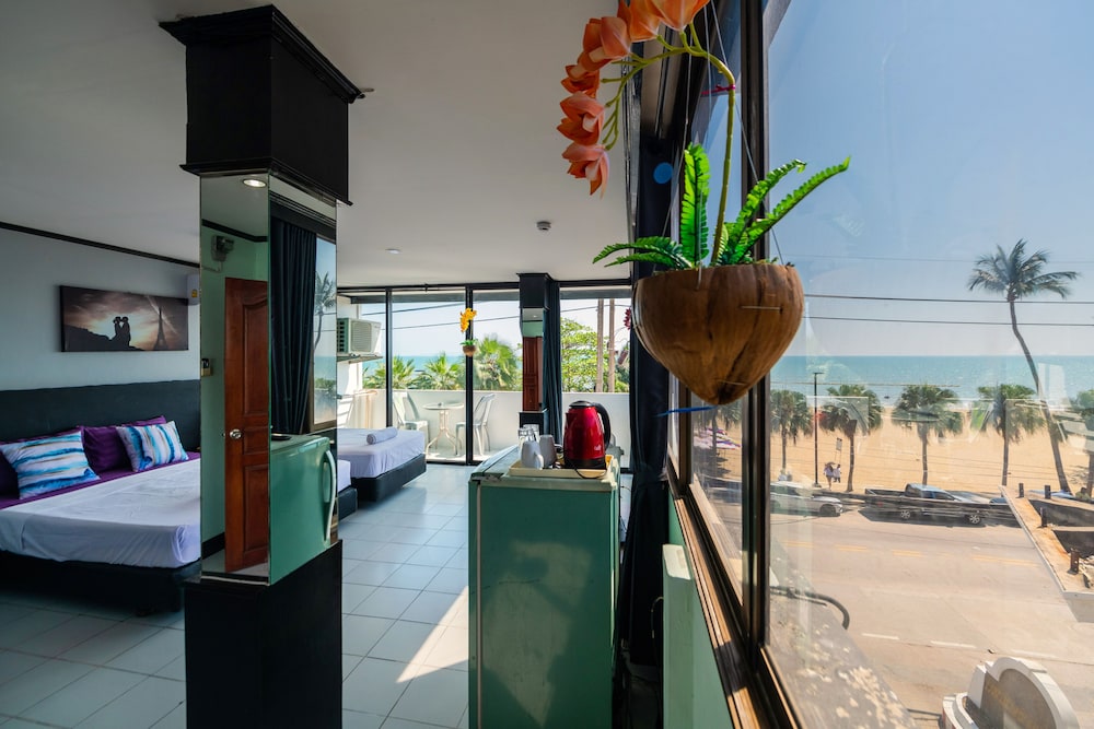 Happy Jomtien - Beachfront view 4