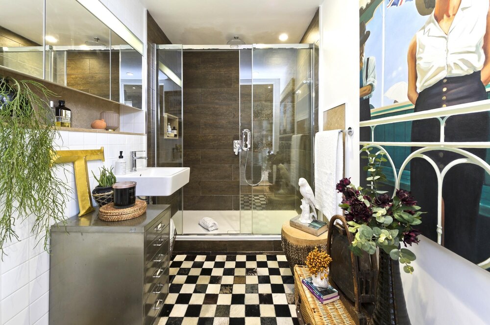 Fabulous East London Flat With Rooftop Pool by Underthedoormat