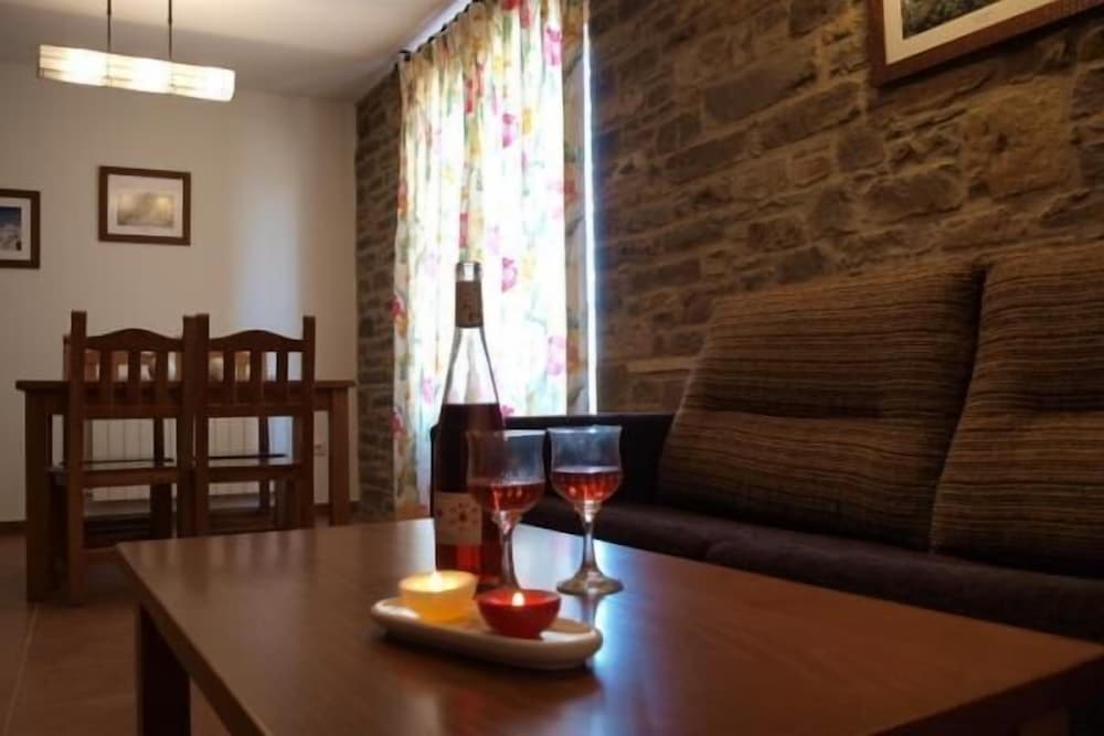 Casas Pirineo Aínsa: Historic Palace & Garden