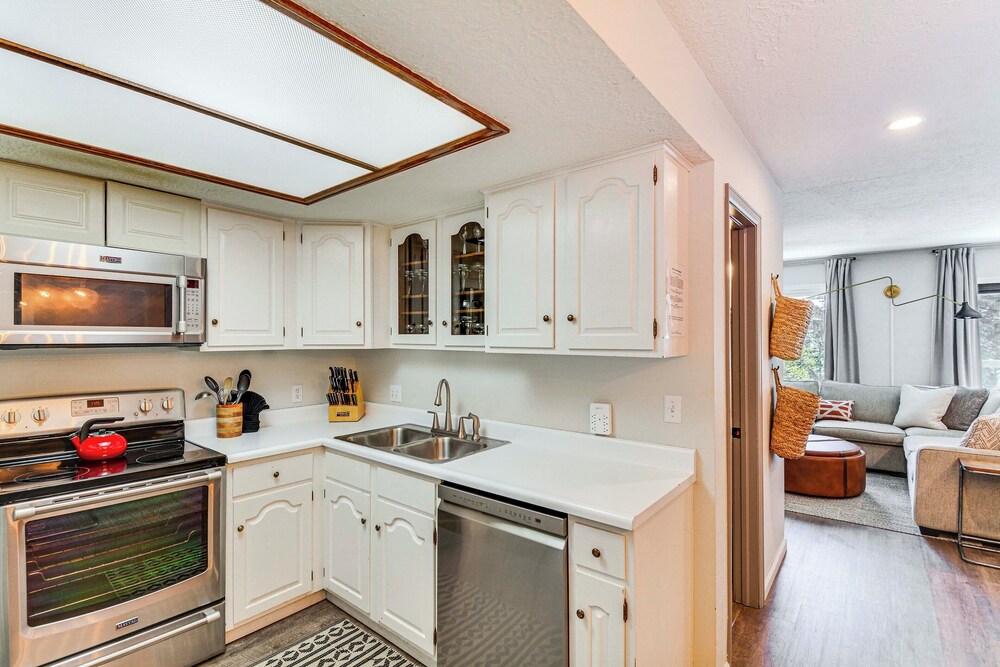 Walk to Town & Slopes: Riverfront Breckenridge Gem