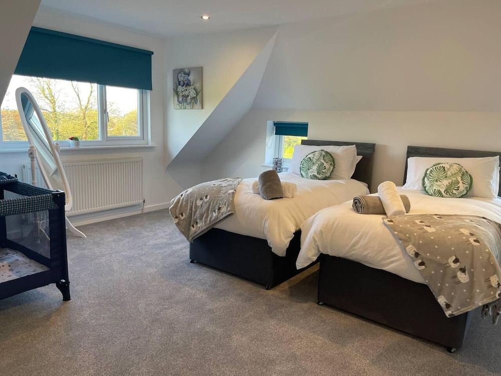 Luxury 5-bed House With Tennis Court & Games Room view 3