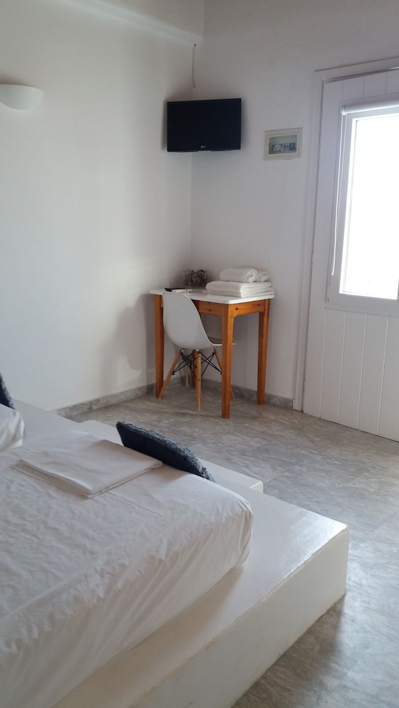 Manos Rooms