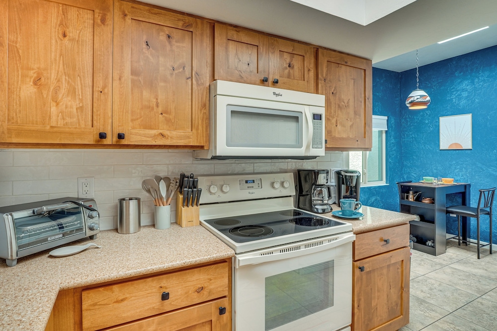 Quiet Townhome w/ Mountain Views in Green Valley