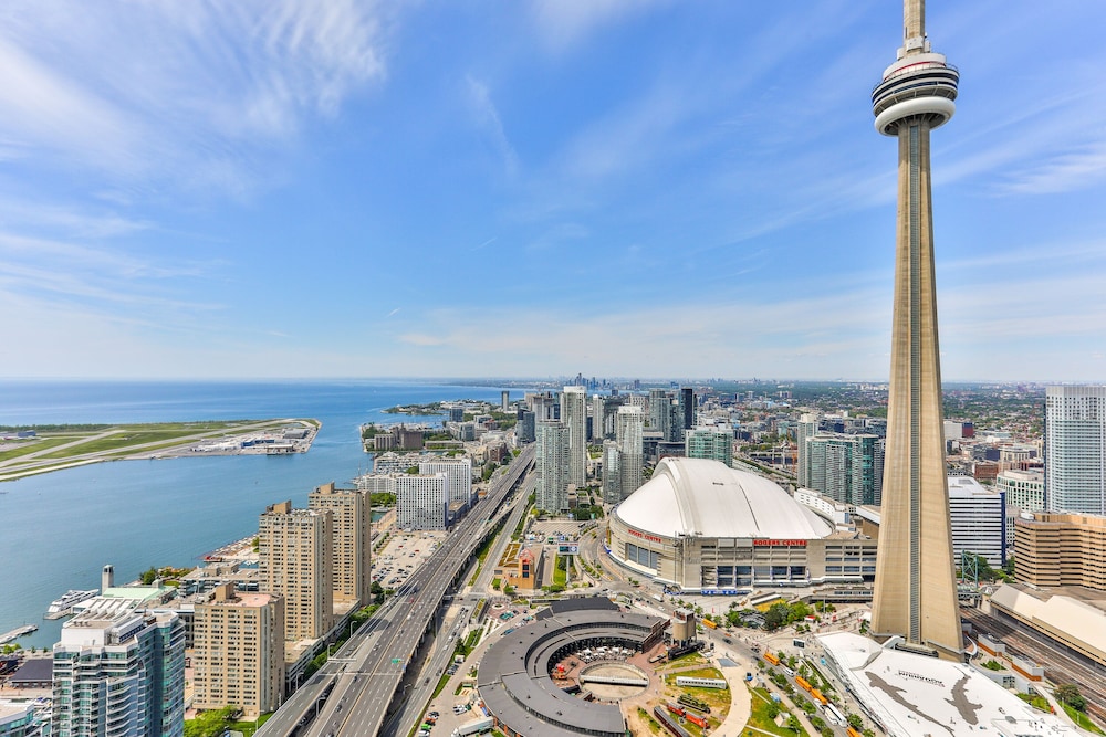 Luxury Lakeview Skyscraper by CN Tower