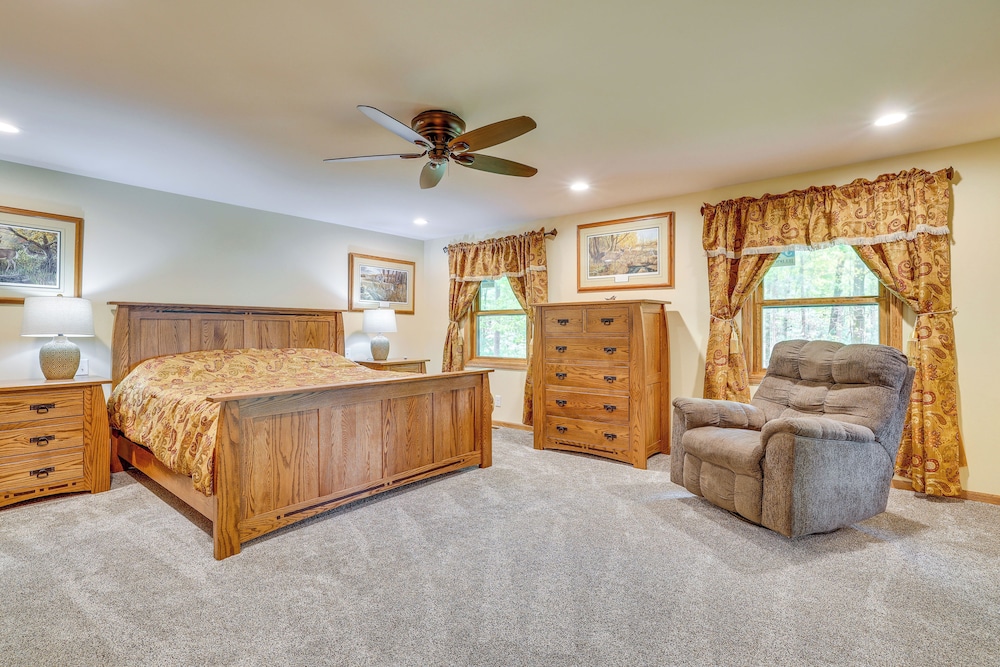 Gorgeous Lake Arbutus Getaway w/ Dock & Boat House