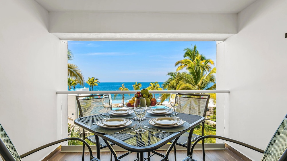 Gorgeous 1BR with Pools & Sea Views