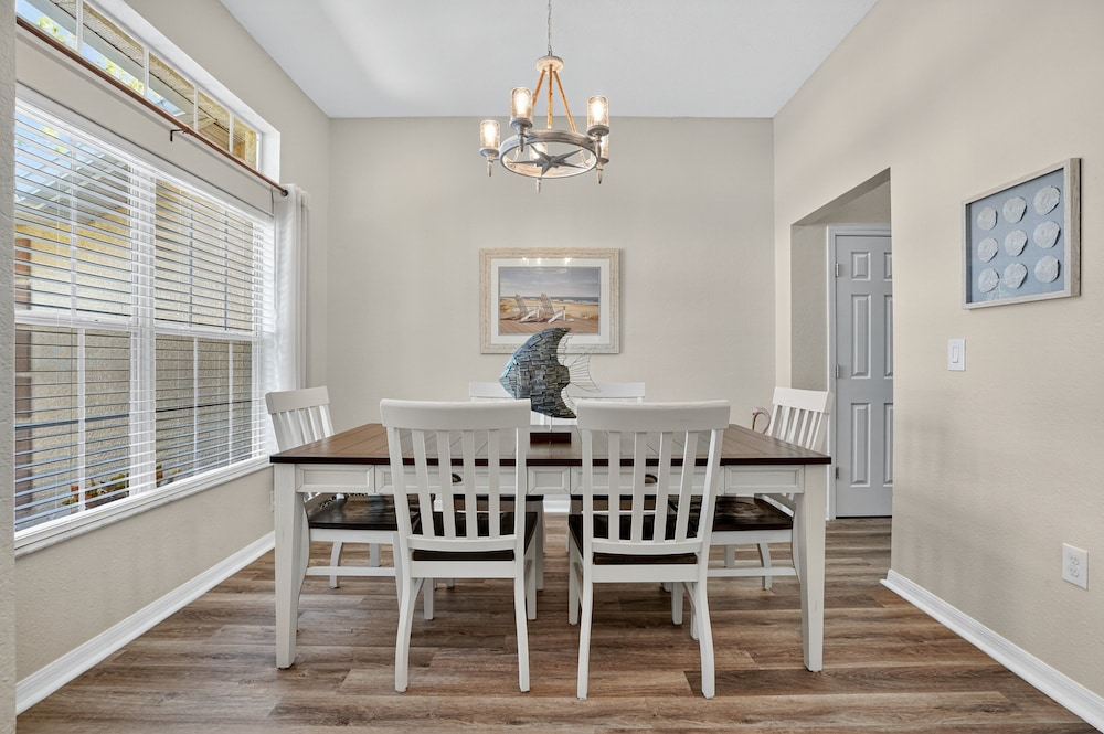 Spacious 4br Retreat With Heated Pool & Spa 4 Bedroom Home