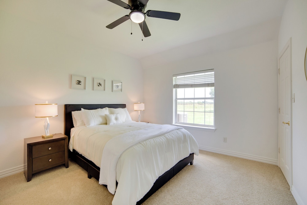 Game Room & Bar: Secluded Getaway in Farmersville