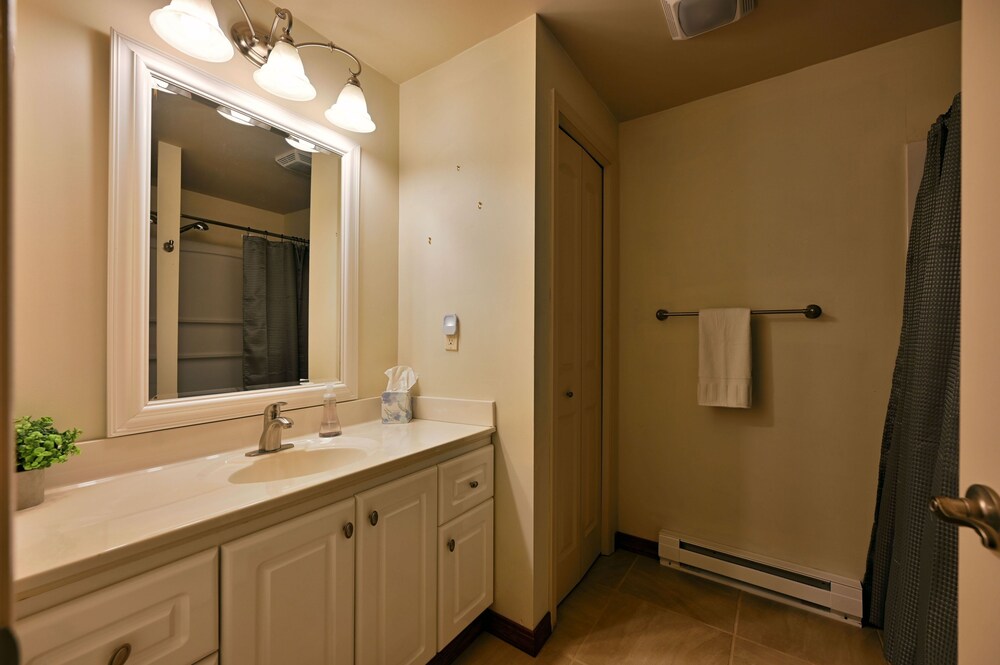 Unit 701 5 Bd 3 Ba 5 Bedroom Condo by RedAwning