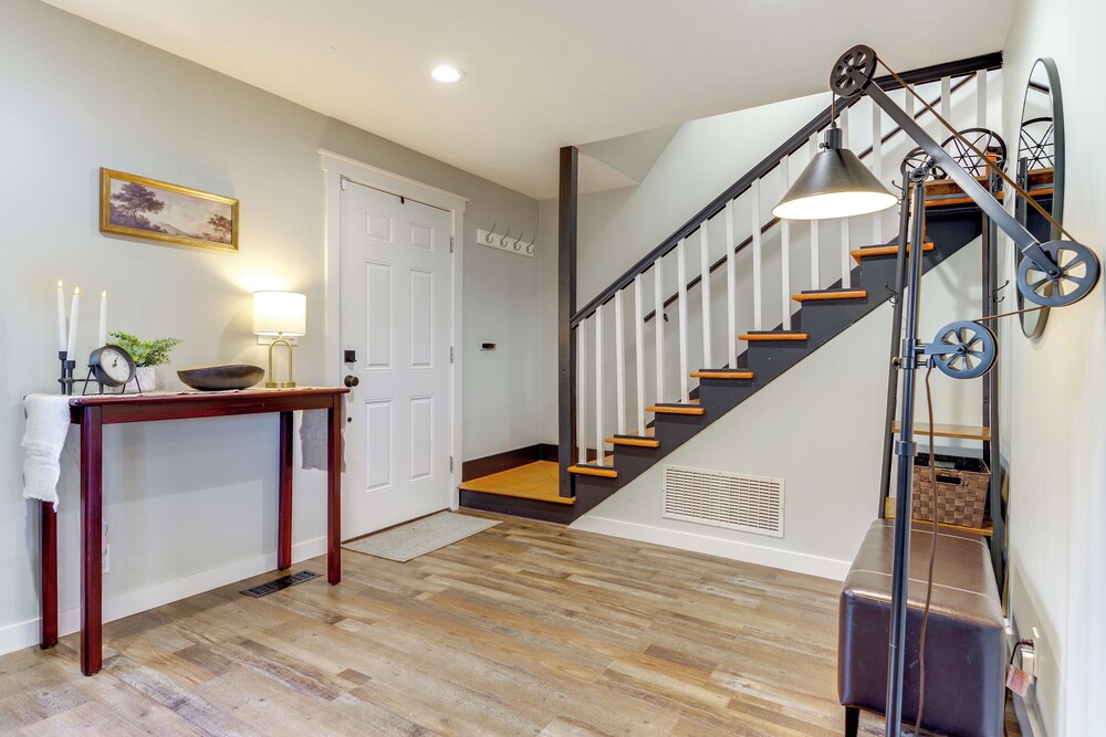 1 Mi to Historic Dtwn: Dog-friendly Everett Home!