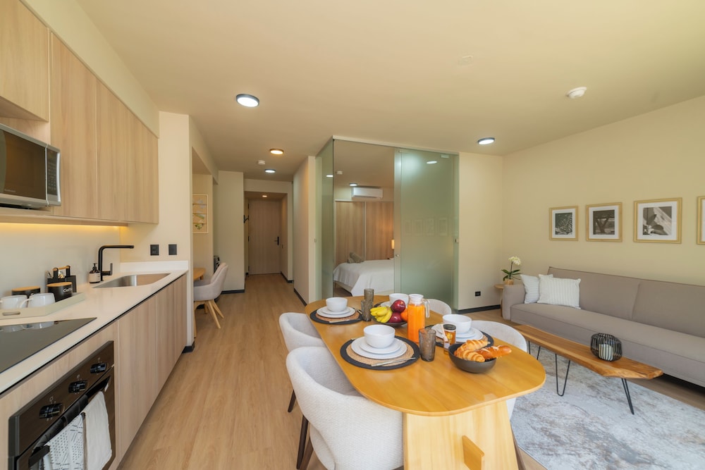 BEE Suites San José - Santa Ana