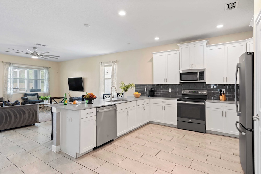 Stinger Luxe Retreat by Avantstay 8BR Luxury Villa Near Disney w/ Pool & Game Room