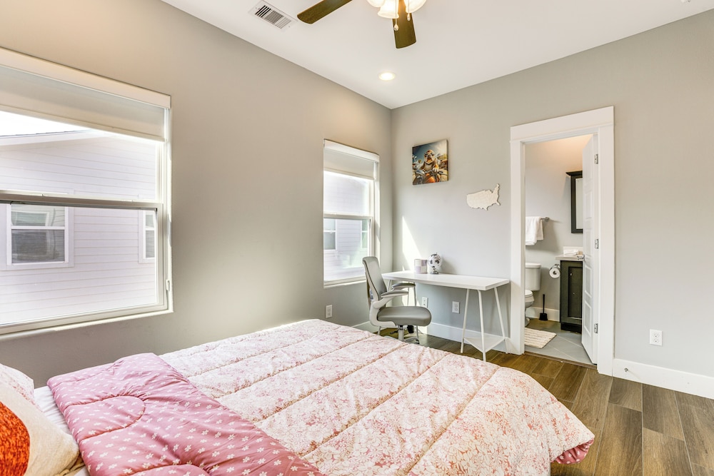 2 Mi to Dtwn: Modern Houston Home w/ Private Patio