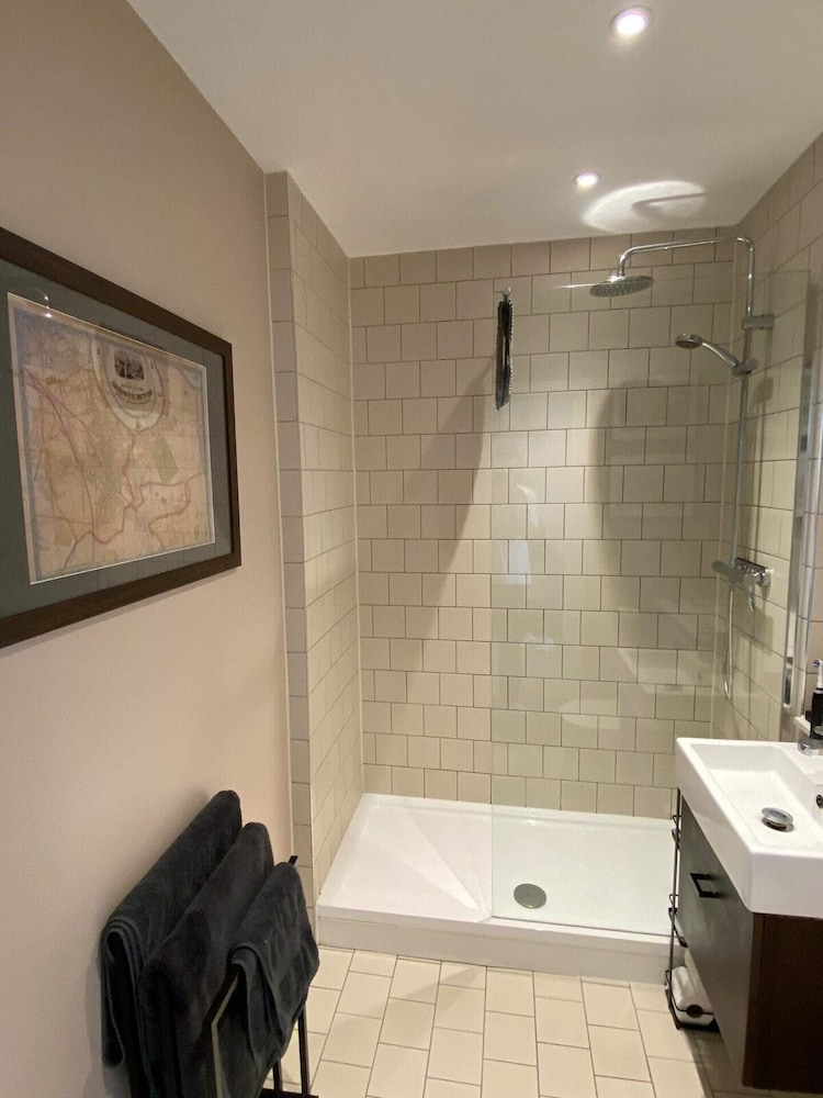 Tasteful 2BD Flat W/open Plan Living - Blackheath!