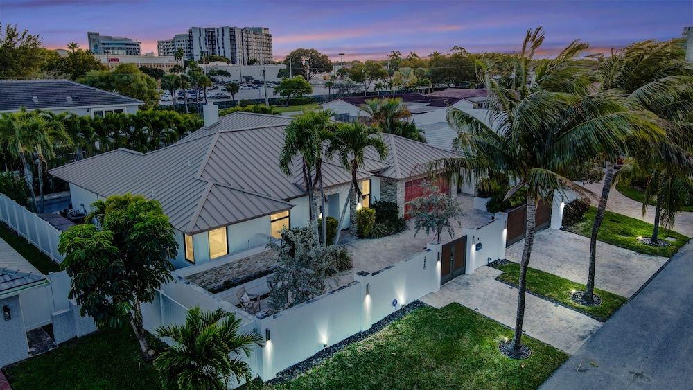 Lynora's Luxe Estate Modern Design - Image 1