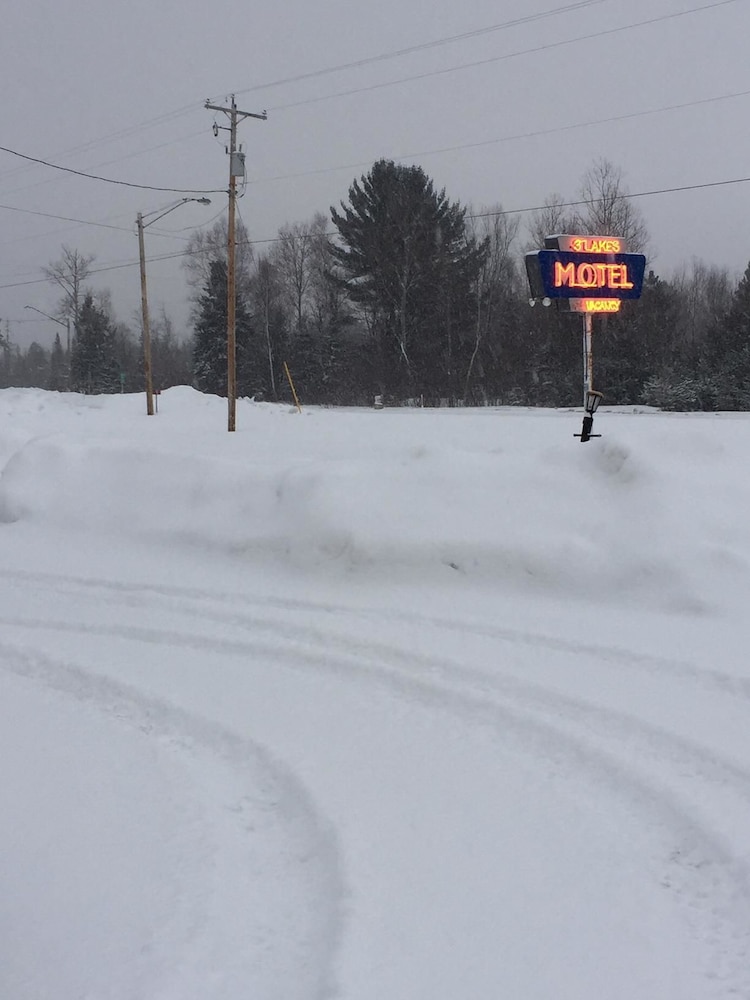Three Lakes Motel