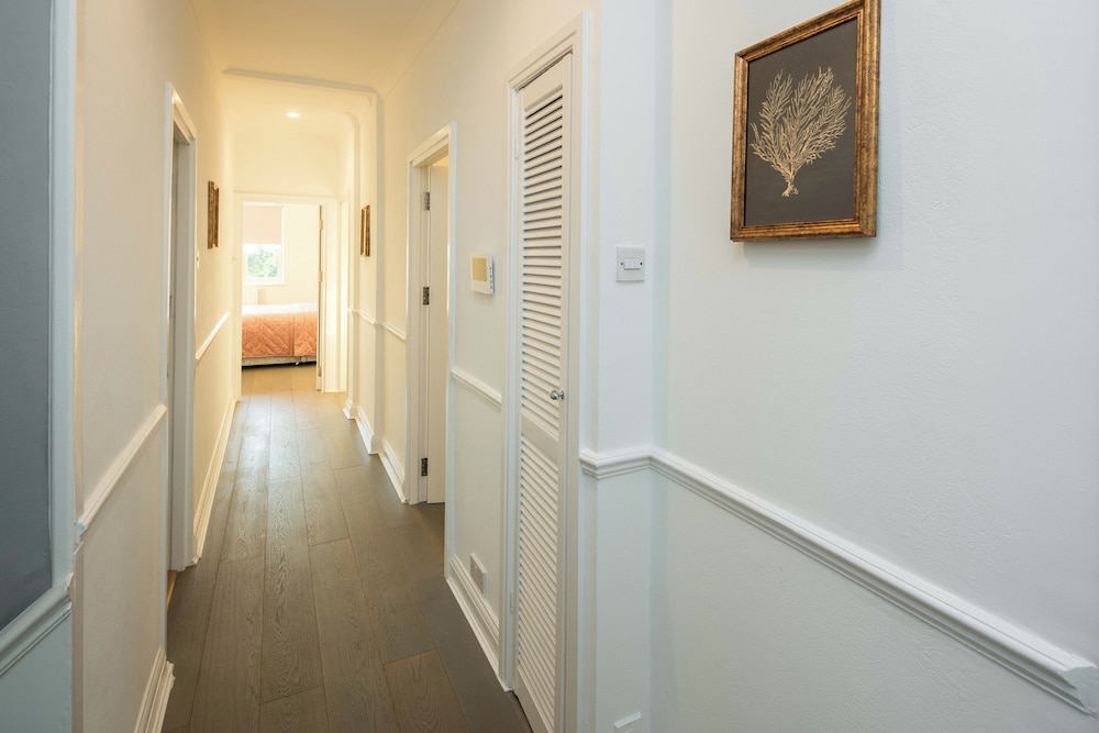 Luxurious 6-bed House With Pool and Free Parking