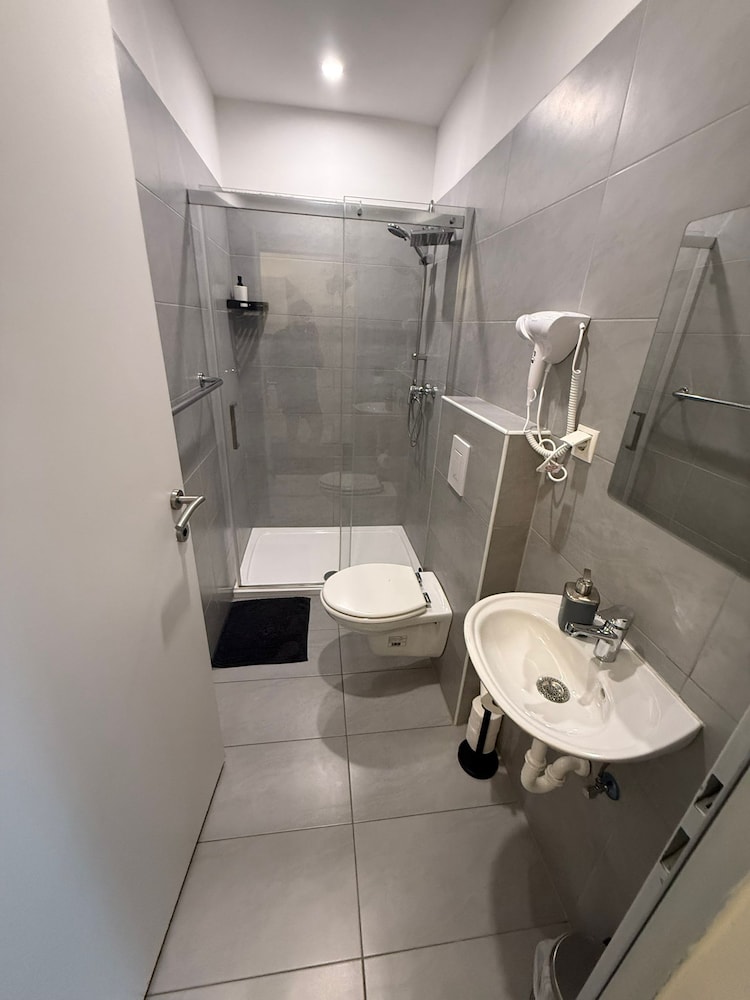 Cozy 1BR Apt Walk to Westbahnhof