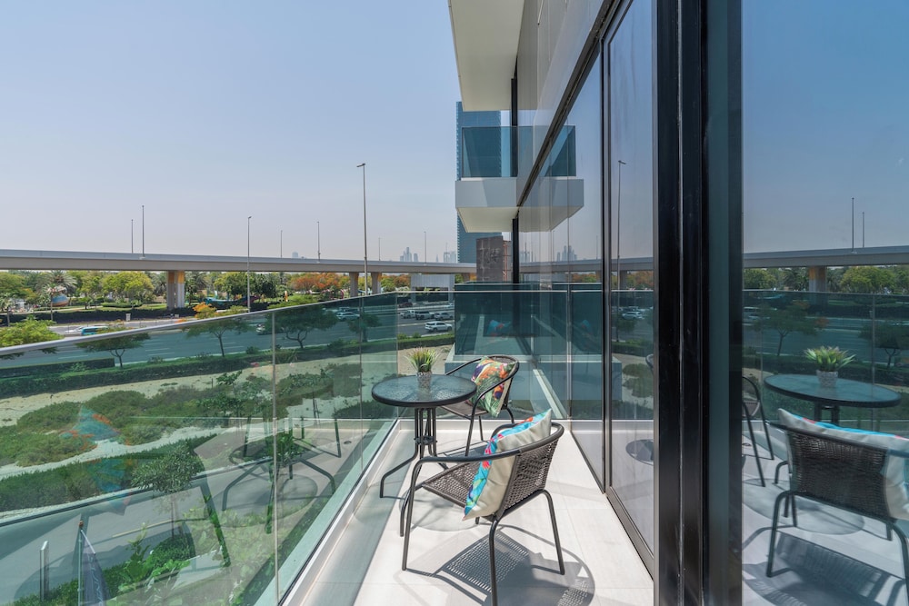 Whitesage - Super Spacious Apt with Dubai Garden Glow Views