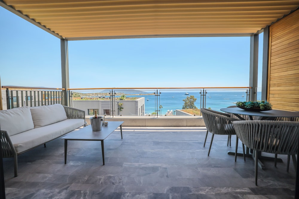 1-Bedroom Seafront Flat with Hotel Amenities