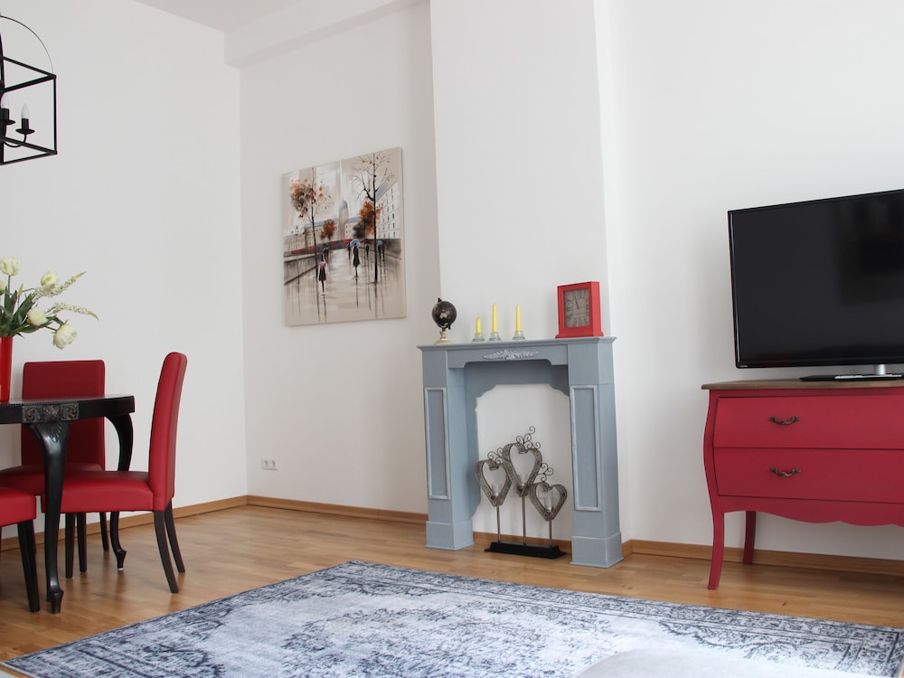 Leon Apartments