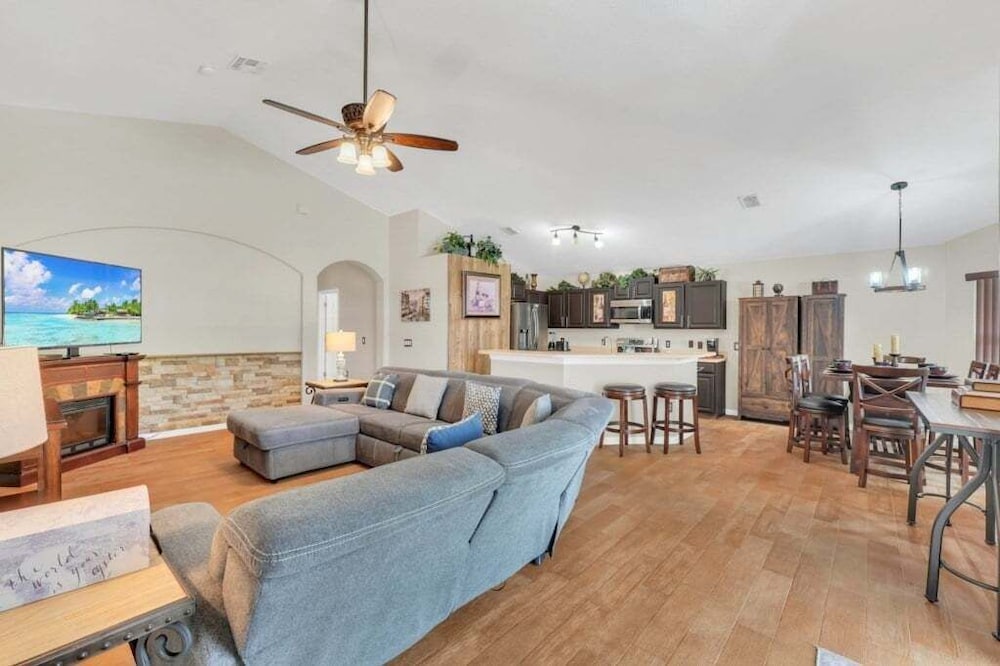 Large 4 bedroom Pool Home With Relaxing Vibes 4 Villa