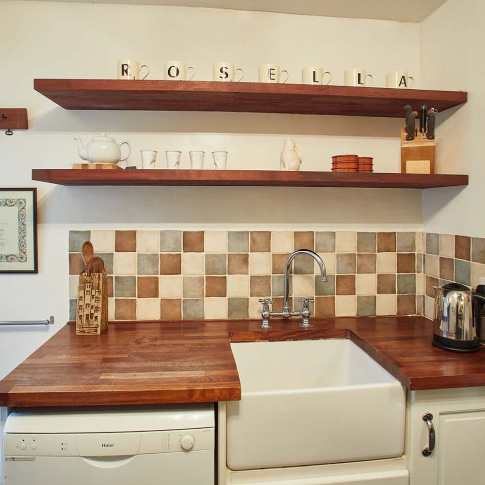 Host Stay Rosella Cottage