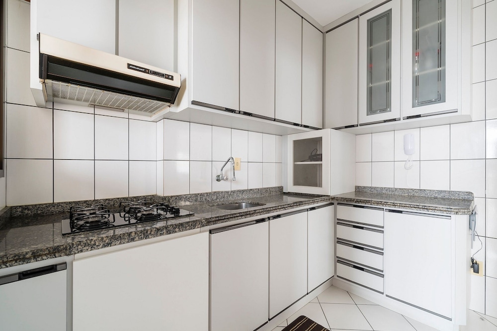 Apartment w Balcony 250m From Praia Central Erj101