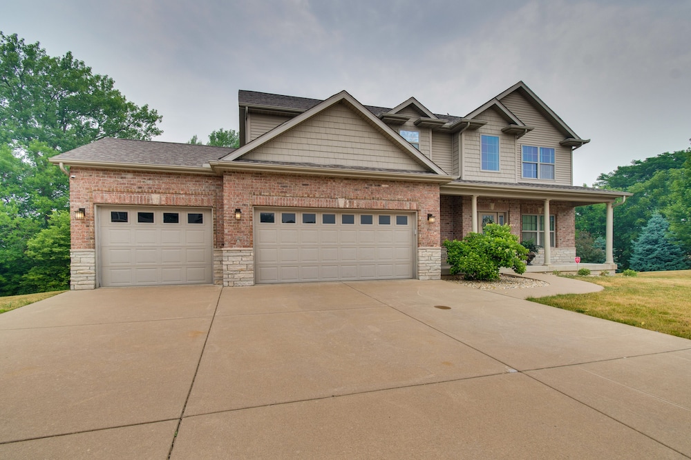 Peoria Vacations - Prime Peoria Retreat w/ Deck  Fireplace! - Property Image 1