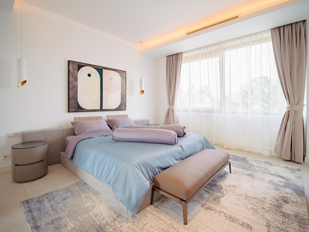 Luxurious 5bedroom White Estate Villa Private Lake