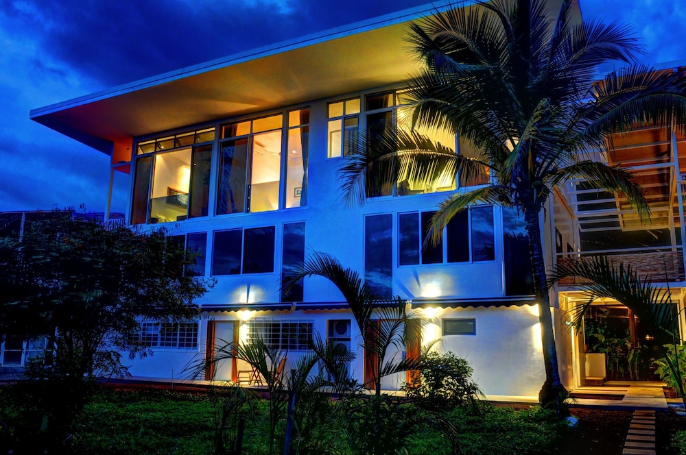 Hotel Moana Surf Resort - Image 1