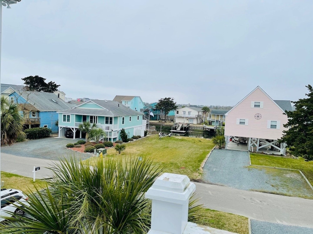 Beach Bells 4 Bedroom Home by RedAwning