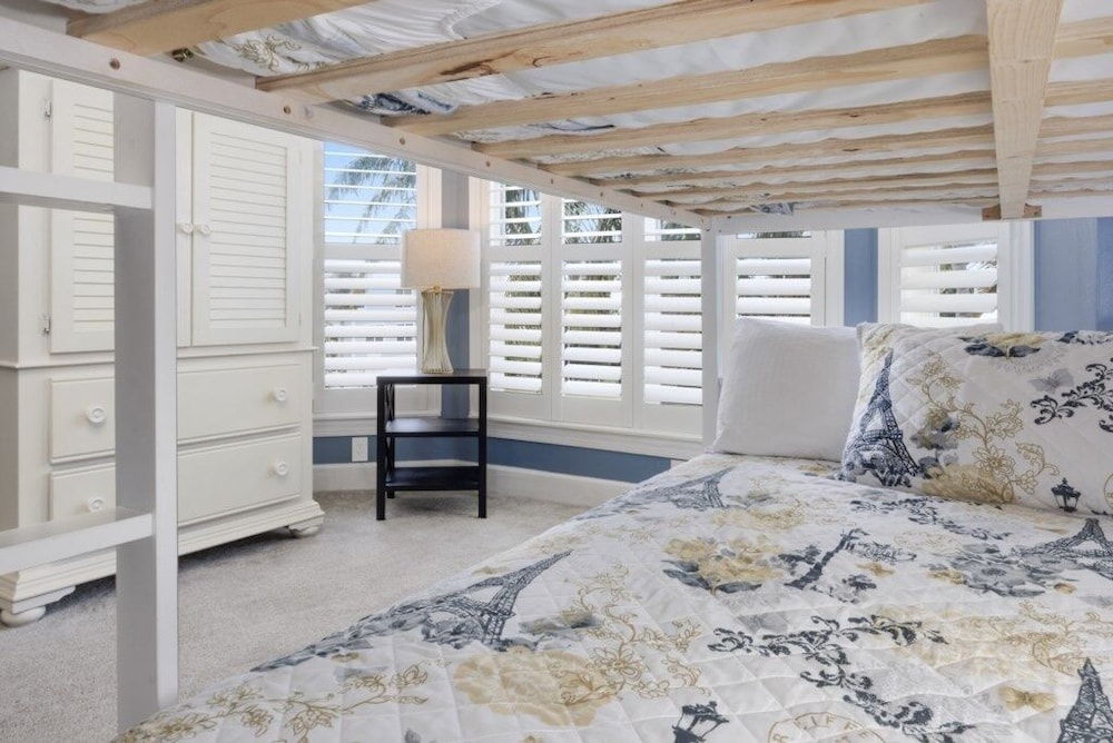Bella Vita 5 Bedroom Home by RedAwning view 2