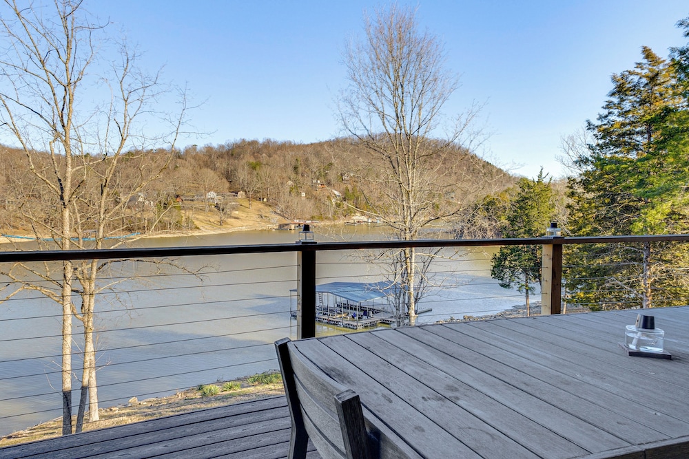 Lakefront Gem: Dock, Hot Tub & Kayak in Jacksboro