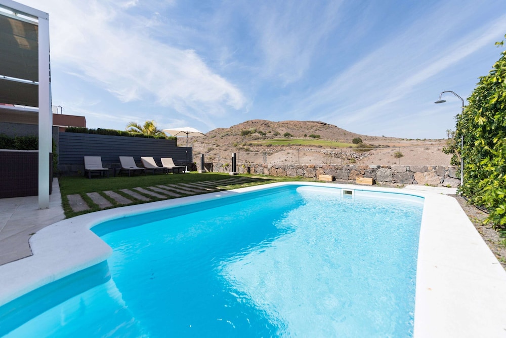 Villa With Heated Pool in Salobre