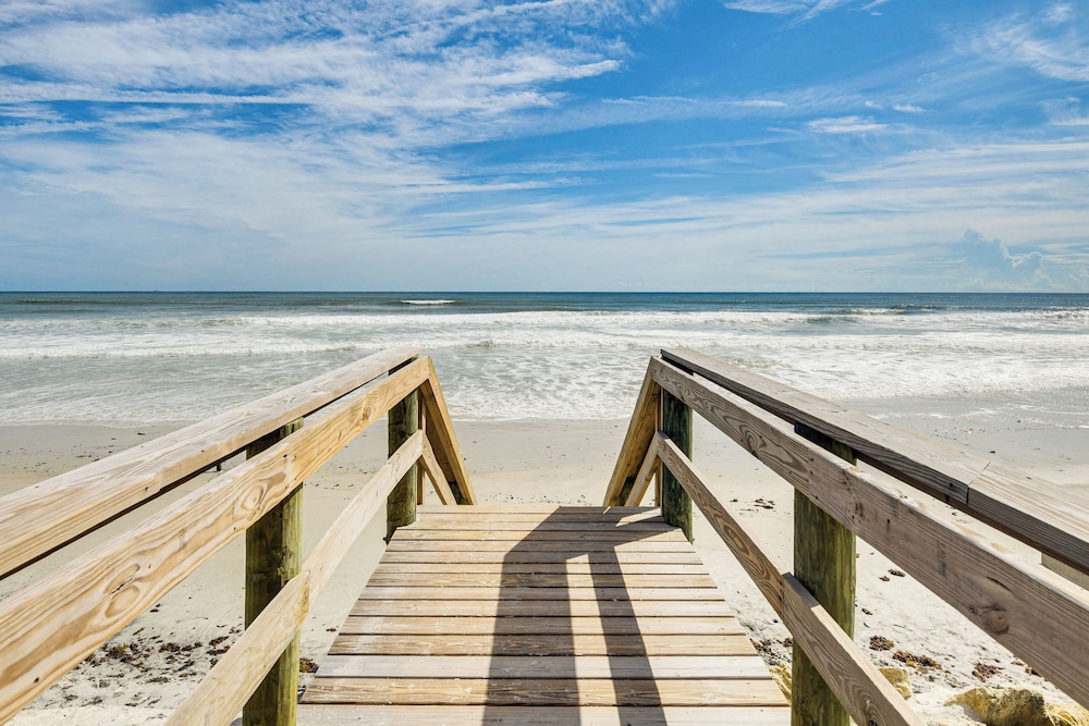 Steps to Ocean, Pool Access! Daytona Beach Gem