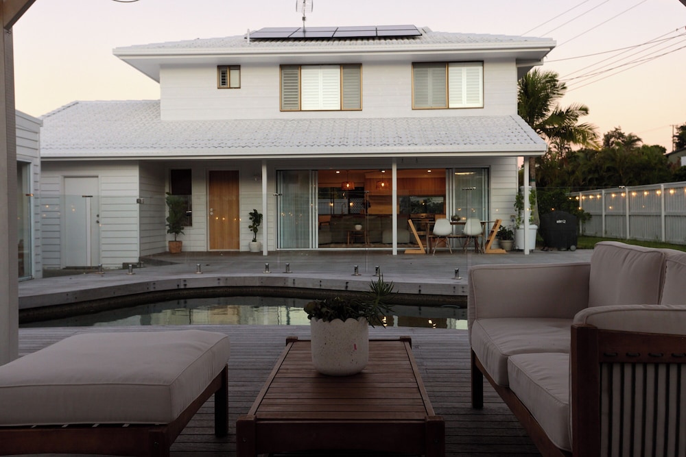 Tugun Retreat - 5BRM Home with Pool