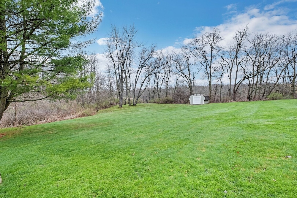 Cozy 2BR Home: With Lake Access & Work Space
