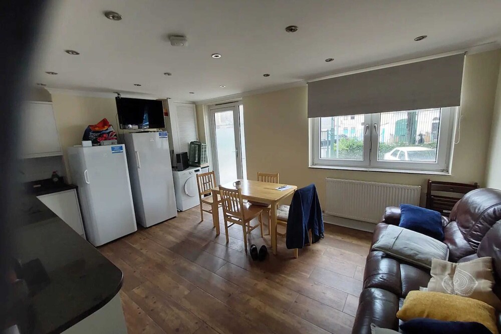 Spacious 3 Bedroom Apartment Near Camden With Balcony