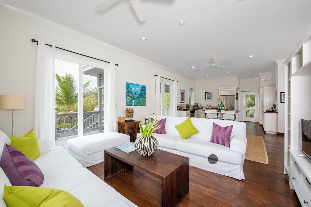 Seaside Escape: Private Beachfront Villa With Infinity Pool