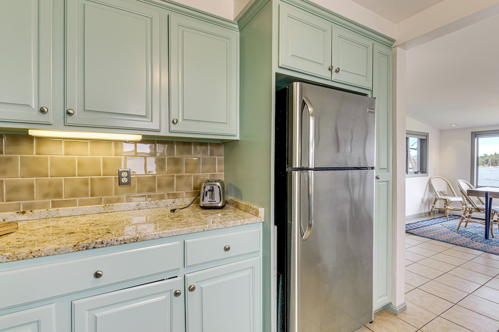 Waterfront Getaway: Lake Champlain Family Retreat!